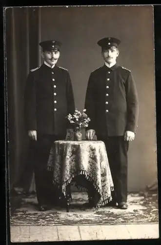 Foto-AK Zwei Postboten an einem Tisch mit Blumen 1914