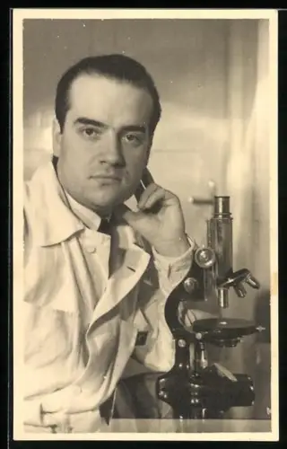 Foto-AK Laborant mit Mikroskop im Porträt 1940