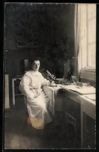 Foto-AK Konstanz a. Bod., Bakteriologemit Mikroskop 1917