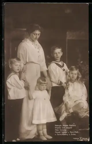 AK Herzogin Viktoria Adelheid mit ihren Kindern