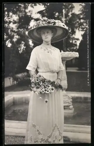 AK Herzogin Victoria Adelheid von Sachsen-Coburg-Gotha mit Blumenstrauss in der Hand