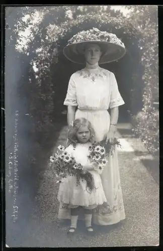AK Herzogin Victoria Adelheid von Sachsen-Coburg-Gotha mit Tochter Sibylle im Garten