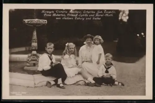 AK Herzogin Viktoria Adelheid von Sachsen-Coburg-Gotha mit ihren Kindern im Park