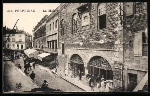 AK Perpignan, La Mairie et les rues animées avec passants et étals de marché