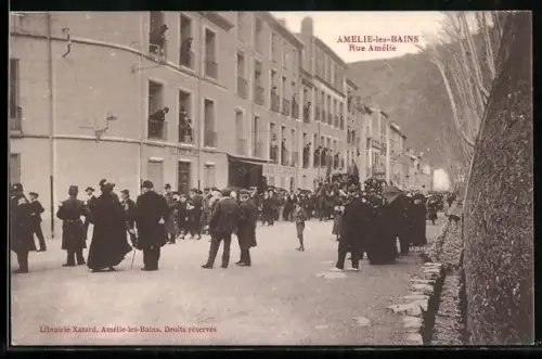 AK Amélie-les-Bains, Rue Amélie animée par des passants et des bâtiments historiques