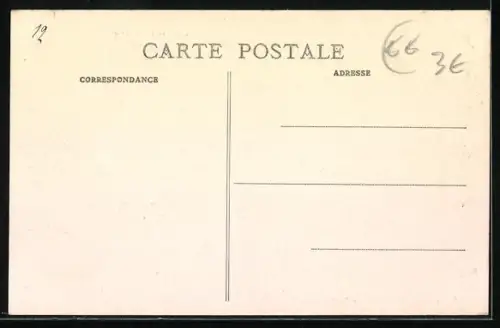 AK Amélie-les-Bains, Rue Amélie animée par des passants et des bâtiments historiques