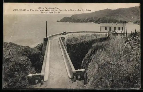 AK Cerbère, Vue du Cap Cerbère et du Pont de la Route des Pyrénées sur la Voie ferrée