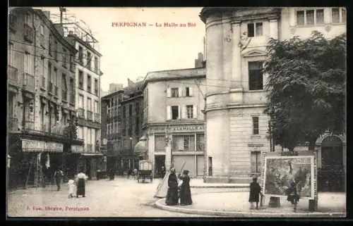 AK Perpignan, La Halle au Blé et rue animée avec passants