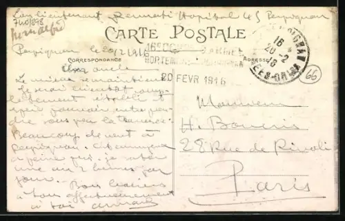 AK Perpignan, La Halle au Blé et rue animée avec passants