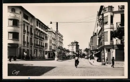 AK Perpignan, Rue du Maréchal Foch animée avec cycliste et passants