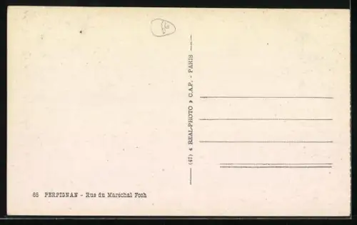 AK Perpignan, Rue du Maréchal Foch animée avec cycliste et passants