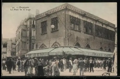 AK Perpignan, La Place de la Loge avec le Grand Café de France et foule animée
