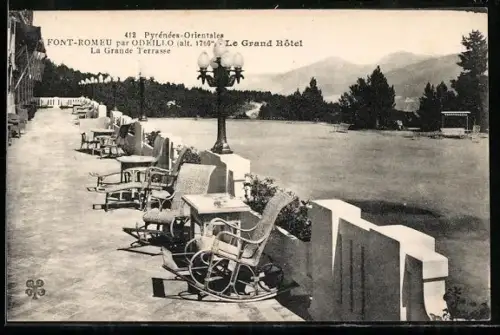 AK Font-Romeu /Pyrénées-Orientales, Le Grand Hôtel, La Grande Terrasse