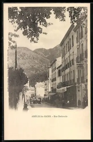 AK Amélie-les-Bains, Rue Nationale avec vue sur les montagnes en arrière-plan