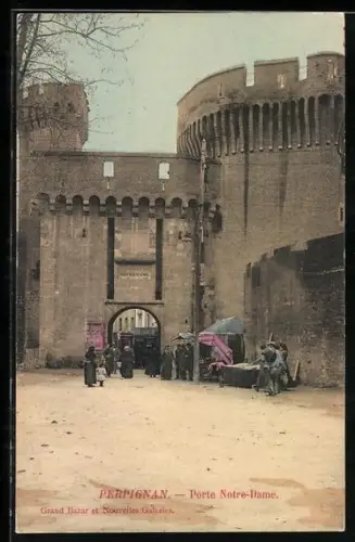 AK Perpignan, Porte Notre-Dame avec Grand Bazar et Nouveautés Galeries