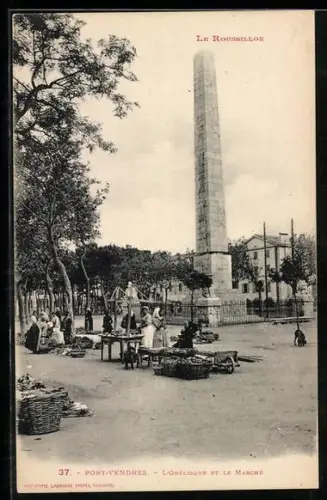 AK Port-Vendres, L`Obélisque et le marché animé par des vendeurs locaux
