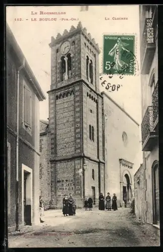 AK Le Boulou /Pyr.-Or., Le Clocher et rue animée avec habitants en tenue traditionnelle