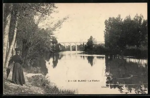 AK Le Blanc, Le Viaduc et la rivière paisible