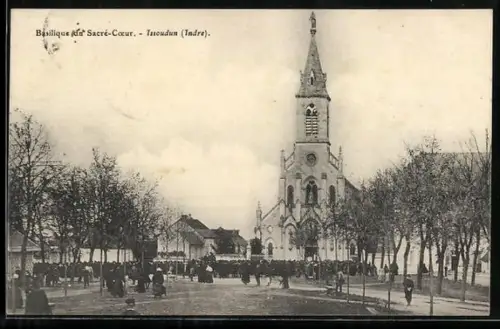AK Issoudun /Indre, Basilique du Sacré-Coeur animée par une foule de visiteurs