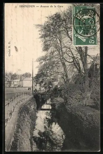 AK Issoudun, Avenue de la Gare et rivière bordée d`arbres