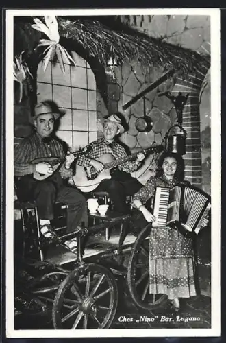 AK Lugano, Restaurant und Bar Chez Nino, Musikanten mit Akkordeon und Gitarre