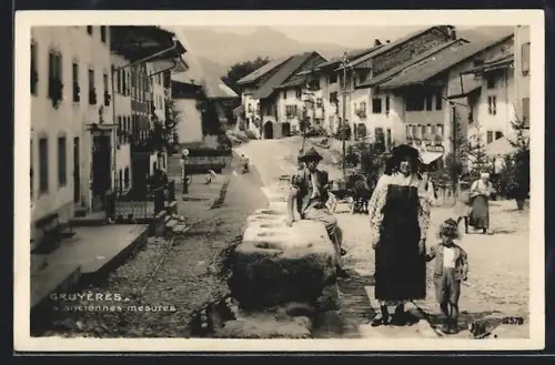 AK Gruyères, Les anciennes mesures, Strassenpartie mit alten Messsteinen