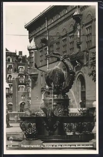 AK København, Dragespringvandet og Statuen af Bisp Absalon paa Raadhusfacaden
