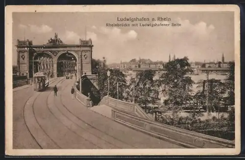 AK Ludwigshafen / Rhein, Rheinbrücke mit Ludwigshafener Seite und Strassenbahn