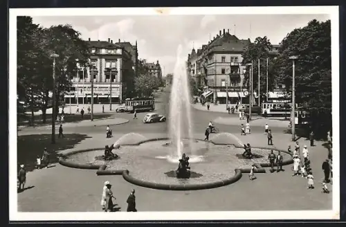 AK Mannheim, Partie an der Heidelberger Strasse mit Strassenbahn und Brunnen