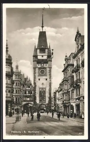 AK Freiburg i.B., Partie am Martinstor mit Strassenbahn