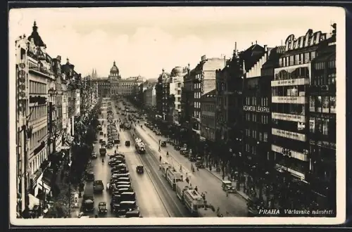 AK Prag, Wenzelsplatz aus der Vogelschau mit Strassenbahn
