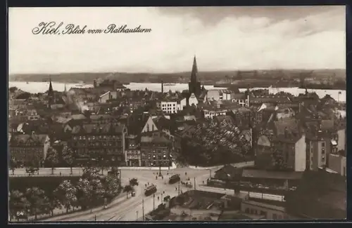 AK Kiel, Teilansicht vom Rathausturm mit Strassenbahnen
