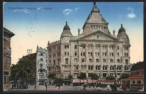 AK Budapest, Deakplatz mit Geschäften und Strassenbahn