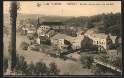 AK Houffalize /Ardennen, Gezicht op de stad van de weg naar Luik