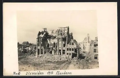 AK Dixmuiden, Blick auf das zerschossene Rathaus