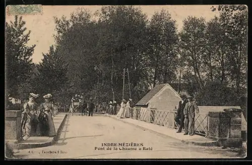 AK Indre-Mézières, Pont de la Chaume à Raté avec des passants élégants