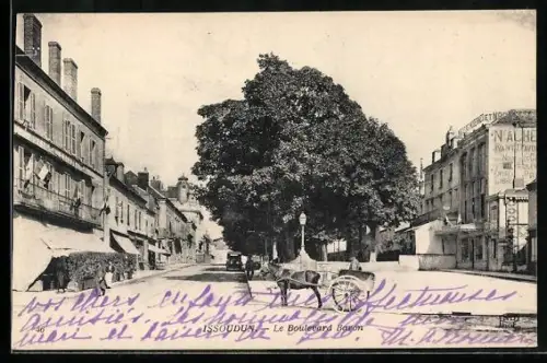 AK Issoudun, Le Boulevard Baron avec une calèche et des bâtiments historiques