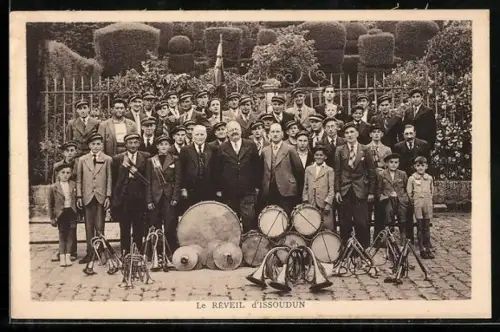 AK Issoudun, Le Réveil d`Issoudon avec musiciens et instruments devant les jardins sculptés