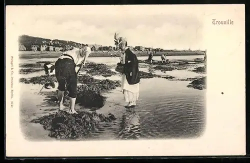 AK Trouville, Scène de pêche à pied sur la plage