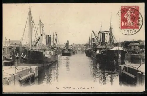 AK Caen, Le Port avec bateaux amarrés et activités portuaires animées