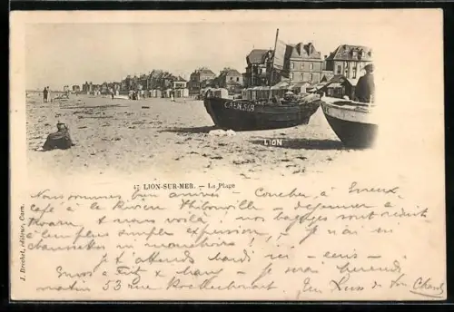 AK Lion-sur-Mer, La Plage avec bateaux de pêche et maisons en bord de mer