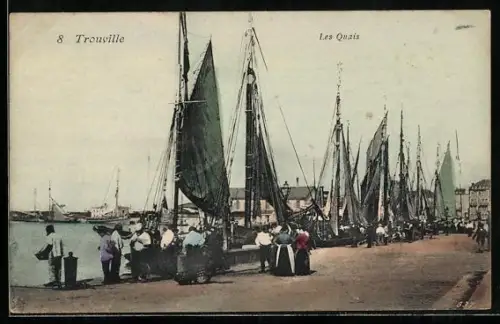 AK Trouville, Les Quais avec bateaux et passants