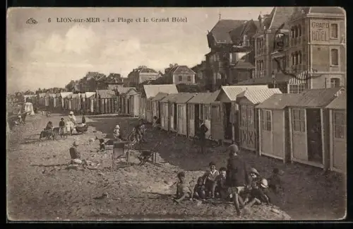 AK Lion-sur-Mer, La Plage et le Grand Hôtel avec cabines de bain et promeneurs sur le sable