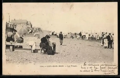 AK Luc-sur-Mer, La Plage avec des promeneurs et des parasols