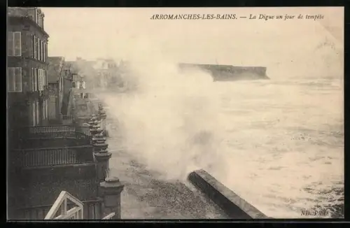 AK Arromanches-les-Bains, La Digue un jour de tempête