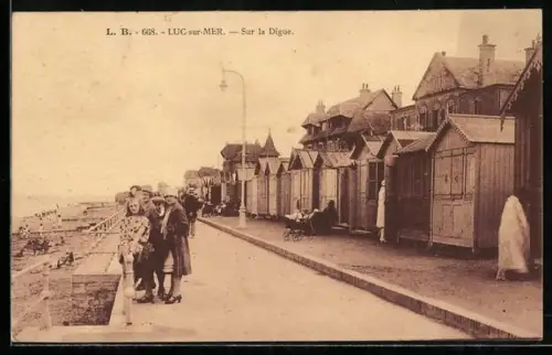 AK Luc-sur-Mer, Sur la Digue avec cabines de plage et promeneurs