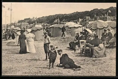 AK Trouville-sur-Mer, Scène animée sur la plage avec cabines et promeneurs