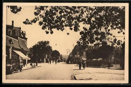 AK Deauville /Calvados, Rue Désiré Le Hoc animée avec voitures et passants