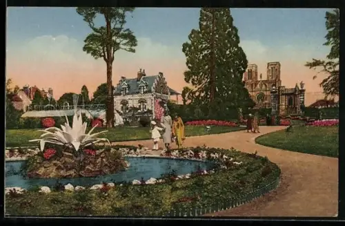 AK Avranches, Entrée du Jardin des Plantes, Dans le fond Notre-Dame