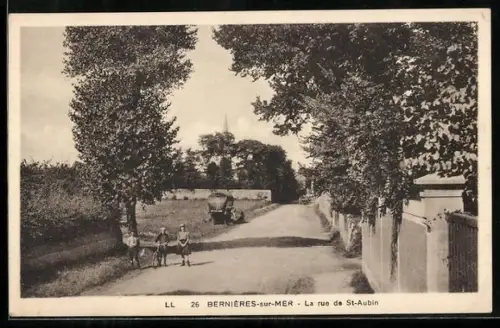 AK Bernières-sur-Mer, La rue de St-Aubin avec enfants et voiture sur le chemin